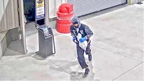 Hình ảnh tên trộm rời khỏi siêu thị Costco ở Atlanta hôm 10/10. Ảnh: WSBTV.