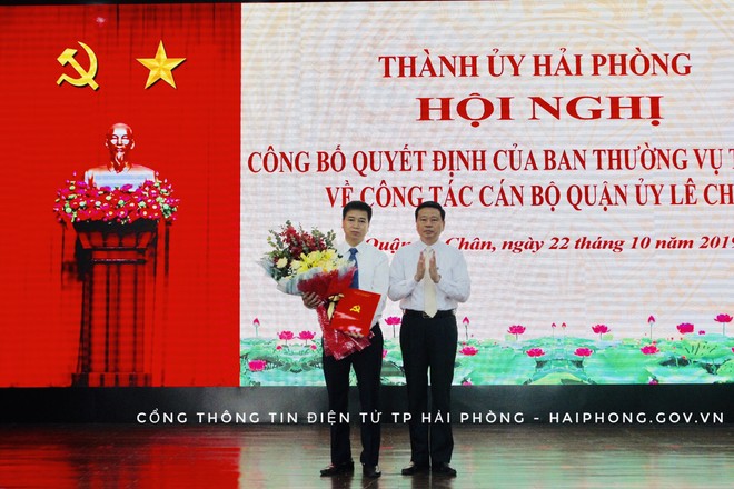 Đồng chí Phạm Văn Hà, Ủy viên Ban Thường vụ Thành ủy, Trưởng Ban Tổ chức Thành ủy trao Quyết định và tặng hoa chúc mừng đồng chí Phạm Văn Tân.