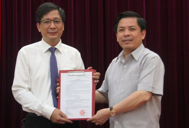 Bộ trưởng Nguyễn Văn Thể trao quyết định cho đồng chí Đinh Mạnh Đức.