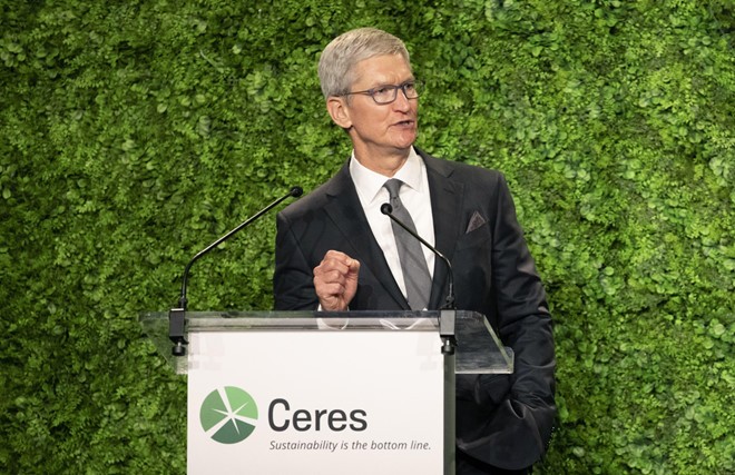 Tim Cook phát biểu khi nhận giải thưởng của Ceres - một tổ chức phi lợi nhuận hoạt động vì mục tiêu thúc đẩy sử dụng năng lượng bền vững. Ảnh: GQ.