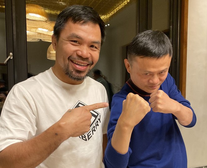 Jack Ma tập luyện đấm bốc cùng Manny Pacquiao (trái) và gửi lời “thách đấu” đến Floyd Mayweather.