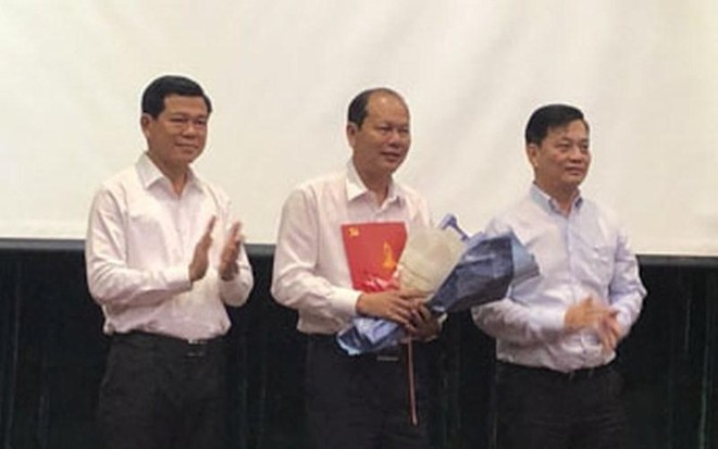 Ông Nguyễn Văn Hải (giữa) nhận quyết định tham gia Ban Chấp hành Đảng bộ tỉnh Bà Rịa - Vũng Tàu.