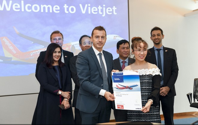 Tổng giám đốc Vietjet Nguyễn Thị Phương Thảo (phải) và ông Guillaume Faury, Chủ tịch & Tổng giám đốc của Tập đoàn Airbus cùng ký kết hợp đồng mua 20 tàu bay A321XLR với sự chứng kiến của lãnh đạo cấp cao hai bên