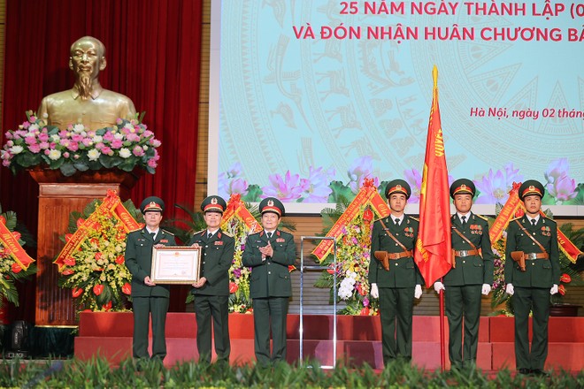 Đại tướng Ngô Xuân Lịch, Ủy viên Bộ Chính trị, Bộ trưởng Bộ Quốc Phòng trao Huân chương Bảo vệ Tổ quốc hạng Nhất cho MB.