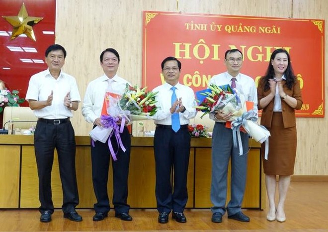 Lãnh đạo Tỉnh ủy Quảng Ngãi tặng hoa chúc mừng các cán bộ được bổ nhiệm.