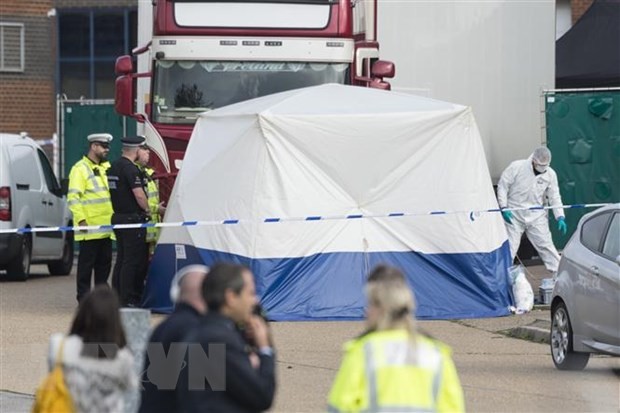 Cảnh sát điều tra tại hiện trường phát hiện 39 thi thể trong container hàng ở khu công nghiệp Waterglade, Essex, Anh, ngày 23/10/2019. (Ảnh: THX/TTXVN).