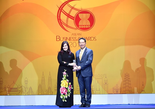 Phó Tổng giám đốc Vietjet, bà Hồ Ngọc Yến Phương đã đại diện hãng nhận giải thưởng danh dự này dưới sự chứng kiến của Phó thủ tướng Thái Lan, ông Anutin Charnvirakul và đại diện lãnh đạo cấp cao chính phủ Thái Lan và các nước ASEAN.