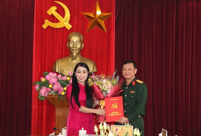 Bí thư Tỉnh ủy Vĩnh Phúc Hoàng Thị Thúy Lan trao quyết định và chúc mừng Đại tá Nguyễn Thế Hải.