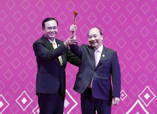 Thủ tướng nhận chiếc búa Chủ tịch ASEAN từ Thủ tướng Thái Lan. Ảnh: VGP.