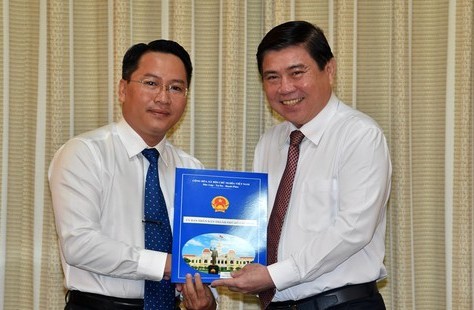 Chủ tịch UBND TP.HCM Nguyễn Thành Phong trao quyết định cho đồng chí Nguyễn Tấn Phát.