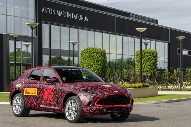 Aston Martin DBX.