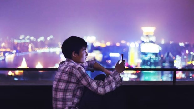 Một người dùng điện thoại di động ở Thượng Hải, Trung Quốc. (Nguồn: Getty Images)