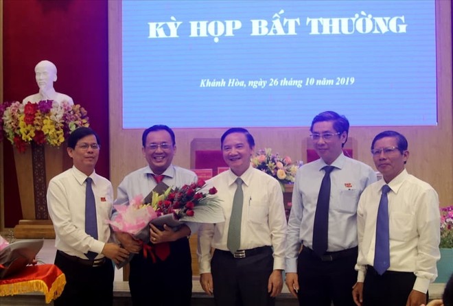 Lãnh đạo tỉnh Khánh Hòa tặng hoa chúc mừng ông Lê Hữu Hoàng.