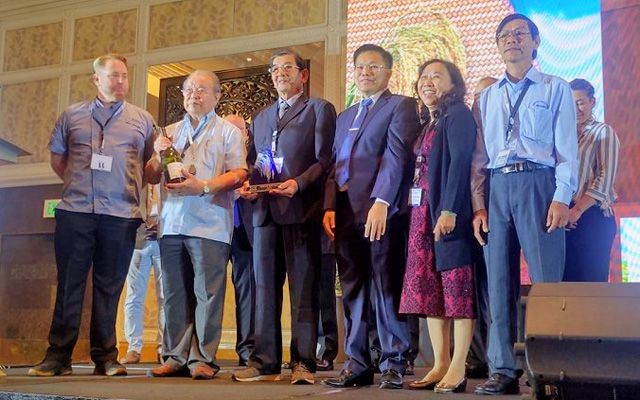Kỹ sư Hồ Quang Cua (thứ 3, từ trái qua) nhận giải Gạo ngon nhất thế giới năm 2019 cho gạo ST24. (Ảnh: N.V.).