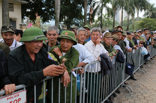 Dòng người xếp hàng mua vé trước cổng Liên đoàn bóng đá Việt Nam trên đường Lê Quang Đạo chiều 13/11. Ảnh: Tất Định.
