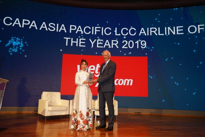 Tổng giám đốc Vietjet Nguyễn Thị Phương Thảo (trái) nhận giải thưởng "Hãng hàng không chi phí thấp của năm tại khu vực châu Á - Thái Bình Dương" được trao bởi Chủ tịch danh dự CAPA Ông Peter Harbison.