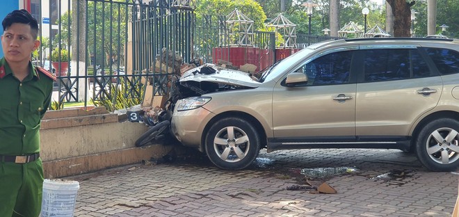 Chiếc xe ô tô lao lên vỉa hè, tông đổ hàng loạt xe máy, đâm một số người dân rồi tông đổ một phần bờ tường.