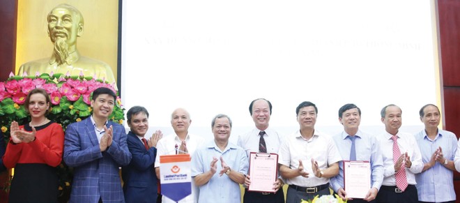 Ông Nguyễn Đình Thắng, Chủ tịch HĐQT LienVietPostBank (đứng thứ 6 từ trái sang) và đại diện UBND tỉnh Bắc Ninh tại lễ ký kết thỏa thuận.