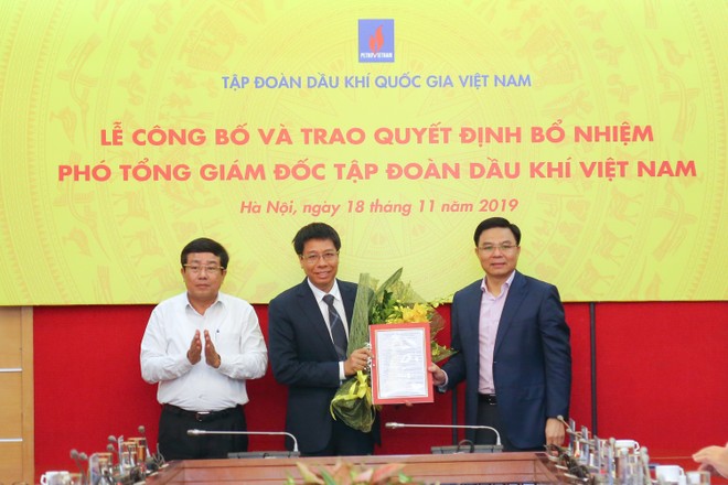 Lãnh đạo PVN trao quyết định bổ nhiệm và chúc mừng tân Phó Tổng Giám đốc Nguyễn Văn Mậu.