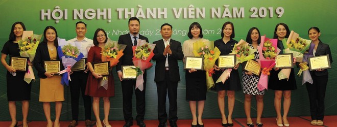 Chủ tịch VSD Nguyễn Sơn vinh danh 10 thành viên tiêu biểu trong hoạt động thanh toán giao dịch chứng khoán cơ sở năm 2019.