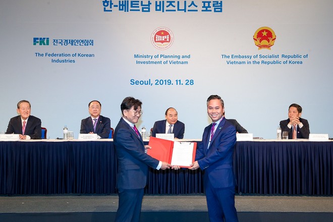 Thủ tướng Chính phủ Nguyễn Xuân Phúc (ngồi thứ ba từ trái sang) và Phó Thủ tướng Hàn Quốc Nam Hong Ki (ngồi đầu tiên từ trái sang) chứng kiến lễ khai trương 3 đường bay quốc tế đến Hàn Quốc của Bamboo Airways.