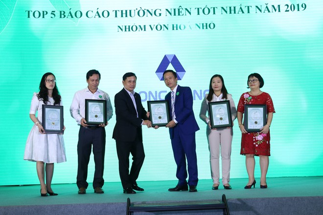 Ông Nguyễn Mạnh Hà, quyền Tổng giám đốc Long Giang Land nhận giải Báo cáo thường niên tốt nhất từ Ban Tổ chức cuộc bình chọn Doanh nghiệp niêm yết 2019.