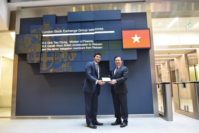 Năm 2019, ngành tài chính Việt Nam tổ chức thành công Hội nghị Xúc tiến đầu tư gián tiếp tại London, Vương quốc Anh
Trong ảnh: Lãnh đạo Sở GDCK London chào đón Bộ trưởng Bộ Tài chính Đinh Tiến Dũng đến thăm Sở giao dịch.