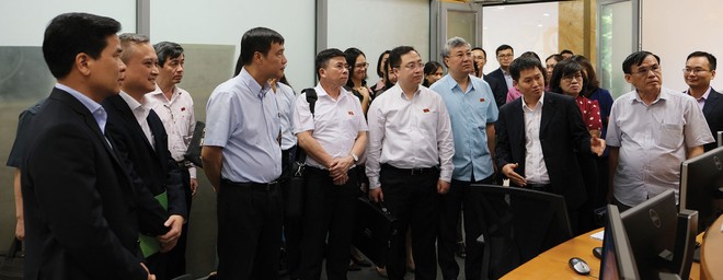Các đại biểu Quốc hội tìm hiểu về thị trường chứng khoán tại Sở Giao dịch chứng khoán Hà Nội, tháng 7/2019.