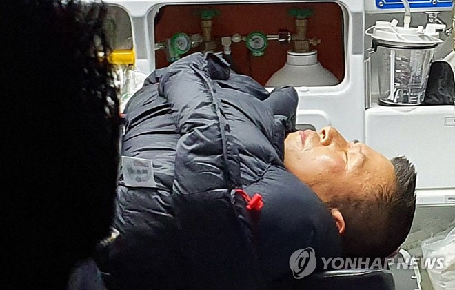 Ông Hwang được đưa tới bệnh viện (Ảnh: Yonhap News).