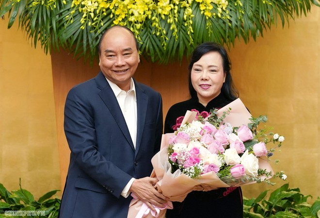 Thủ tướng Nguyễn Xuân Phúc tặng hoa nguyên Bộ trưởng Bộ Y tế Nguyễn Thị Kim Tiến - Ảnh: VGP/Quang Hiếu.