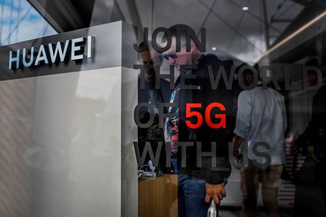 Các thành phần smartphone và thiết bị mạng của Huawei đã không còn dấu hiệu của nhà cung cấp Mỹ. Ảnh: AFP