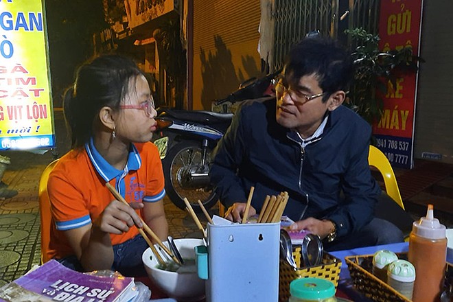 Diệu được một số người dân ở quận Long Biên cho ăn uống và giúp liên hệ với gia đình sau hành trình đi lạc. Ảnh: Phúc Hoàng.