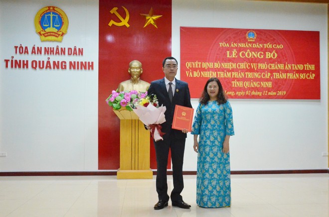 Đồng chí Nguyễn Thúy Hiền trao quyết định cho đồng chí Nguyễn Trí Chinh.