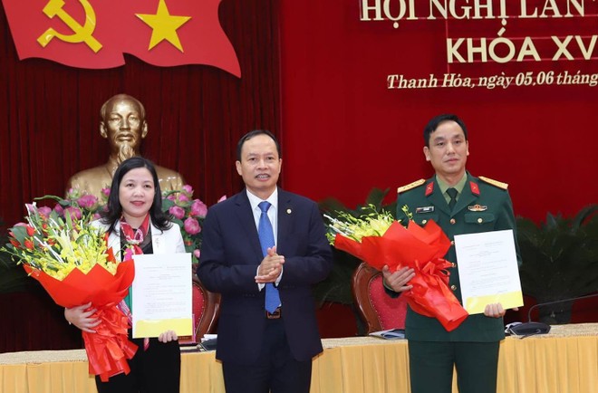Đồng chí Trịnh Văn Chiến trao quyết định và chúc mừng các đồng chí Phạm Thị Thanh Thủy, Lê Văn Diện.