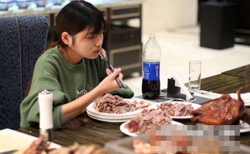 Ở thành phố Nam Kinh, hàng chục nhà hàng buffet bắt buộc phải từ chối phục vụ Nan vì sợ lỗ. Ảnh: China News.