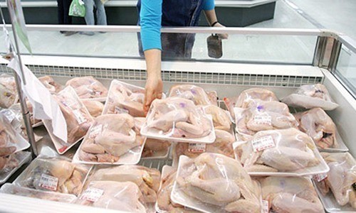 Thịt gà nhập khẩu từ Mỹ được bán trong một siêu thị ở Hà Nội. Ảnh: PV