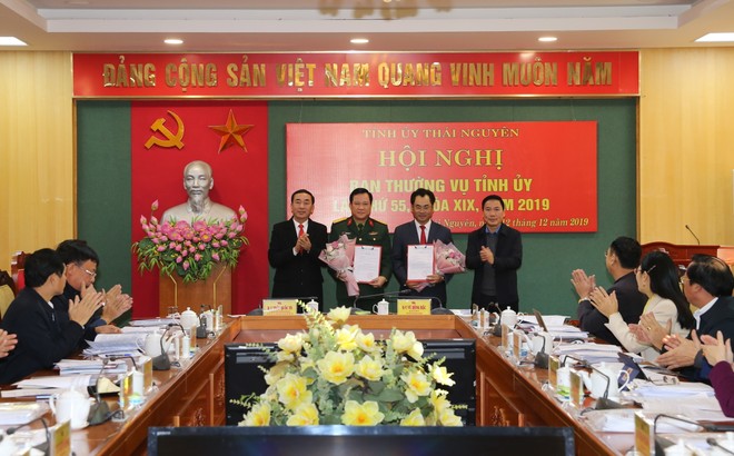 Lãnh đạo tỉnh Thái Nguyên trao quyết định cho 2 đồng chí vừa được chuẩn y giữ chức Ủy viên Ban Thường vụ Tỉnh ủy.