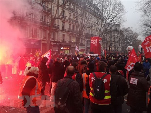 Hàng nghìn người tham gia bãi công phản đối cải cách hưu trí của chính phủ tại thủ đô Paris, Pháp, ngày 5/12. (Ảnh: THX/TTXVN)