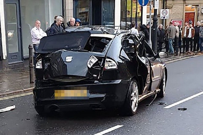 Chiếc xe biến dạng sau vụ nổ tại Anh cuối tuần qua.