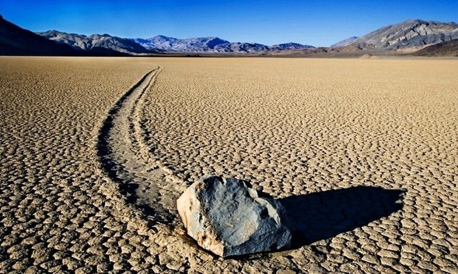 Hòn đá tự di chuyển ở thung lũng Chết. Ảnh: Wikipedia.