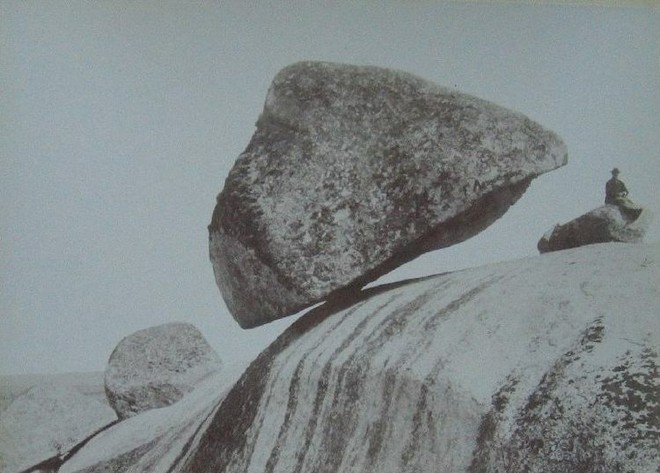La Piedra Movediza được chụp vào khoảng năm 1890. Ảnh: Samuel Boote/Public Domain.
