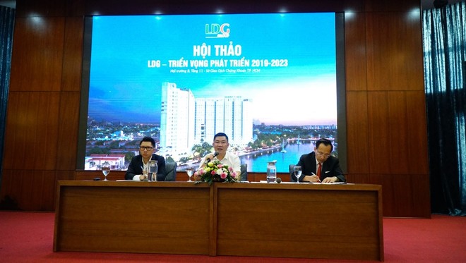 Ông Nguyễn Khánh Hưng – Chủ tịch HĐQT LDG Group (giữa) trả lời các câu hỏi của nhà đầu tư tại hội thảo LDG – Triển vọng phát triển 2019-2023.
