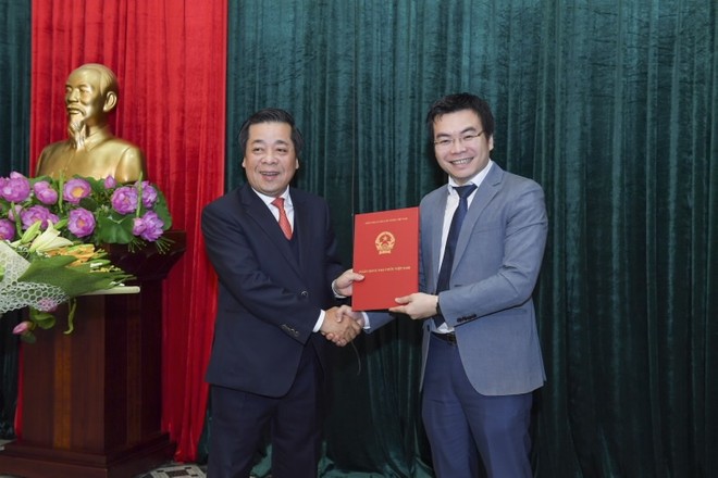 Phó Thống đốc Ngân hàng Nhà nước Việt Nam Nguyễn Kim Anh trao quyết định  bổ nhiệm ông Đặng Huy Cường giữ chức vụ Phó Vụ trưởng Vụ Tổ chức cán bộ