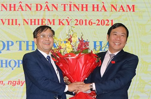 Chủ tịch HĐND tỉnh Hà Nam Phạm Sĩ Lợi chúc mừng đồng chí Nguyễn Đức Vượng.