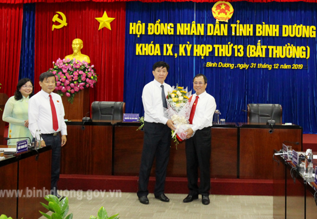 Ông Trần Văn Nam (phải), Ủy viên Trung ương Đảng, Bí thư Tỉnh ủy Bình Dương tặng hoa chúc mừng ông Nguyễn Thanh Trúc. Ảnh: Cổng TTĐT Bình Dương.