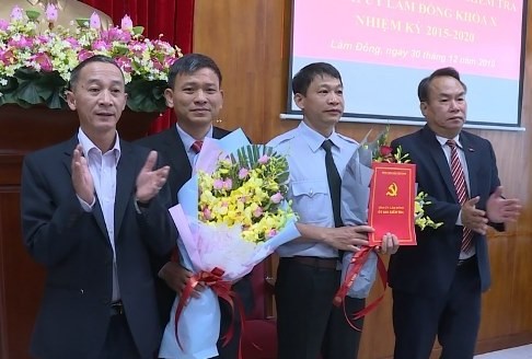 Lãnh đạo Tỉnh ủy, Ủy ban Kiểm tra Tỉnh ủy Lâm Đồng trao quyết định và chúc mừng các đồng chí Nguyễn Ngọc Ánh, Hoàng Xuân Thùy.