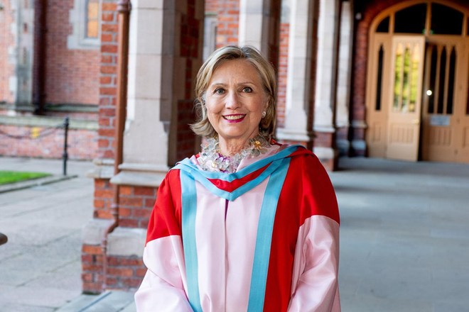 Cựu Ngoại trưởng Mỹ Hillary Clinton tại lễ tốt nghiệp danh dự ở Đại học Queen, Belfast, Bắc Ireland vào tháng 10/2018. Ảnh: Reuters.