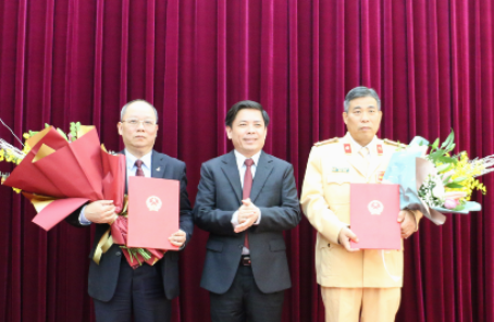 Bộ trưởng Nguyễn Văn Thể trao quyết định và chúc mừng đồng chí Nguyễn Bách Tùng, Nguyễn Văn Minh.
