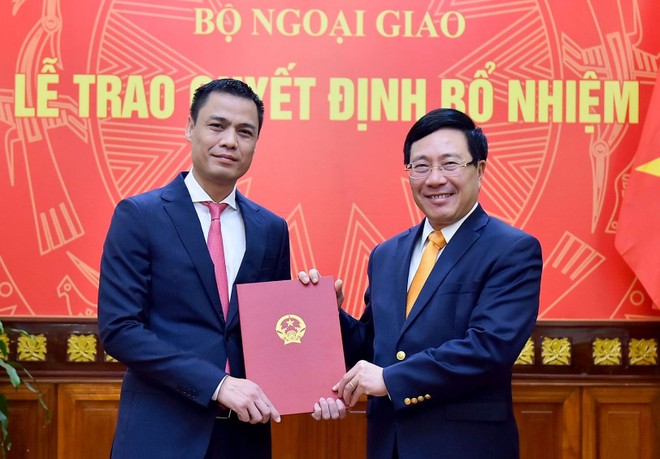 Phó Thủ tướng Phạm Bình Minh trao quyết định cho đồng chí Đặng Hoàng Giang.
