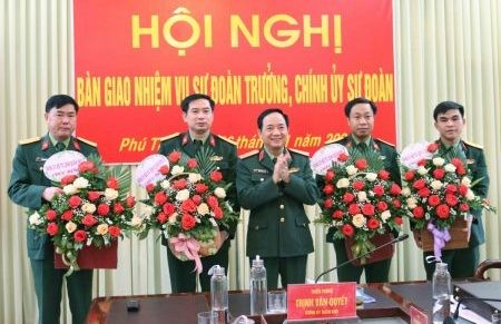 Thiếu tướng Trịnh Văn Quyết chúc mừng các cán bộ được điều động, bổ nhiệm.